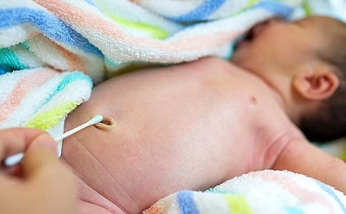 Productos adecuados para una correcta limpieza del ombligo de un bebé